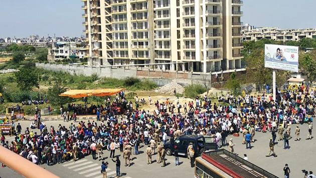 The second wave: Migrants at Ghazipur near Delhi-Uttar Pradesh border waiting to board special buses arranged by the UP govt for their home towns and villages after the Covid-19 outbreak.(ANI)