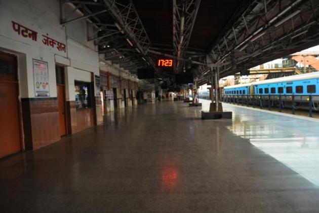 A deserted Patna Junction during the nationwide lockdown over the coronavirus (COVID-19) pandemic, Friday, March 27,2020.(AP Dube / HT Photo)