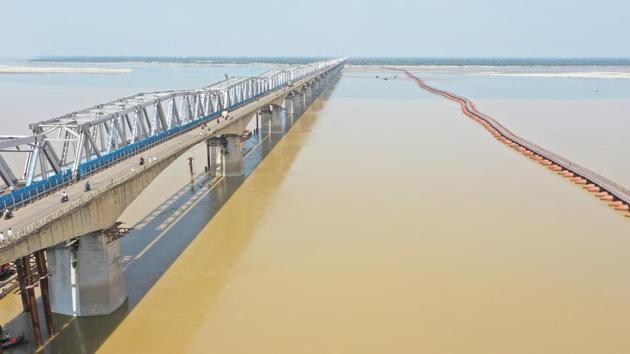 Almost no movement seen on Gandhi Setu during the third day of national lockdown imposed by Prime Minister Narendra Modi to curb the spread of coronavirus, in Patna, Bihar.  (Santosh Kumar / HT) 