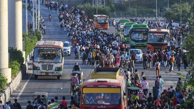 Migrant labourers were seen overcrowding available transport options at the Delhi-UP border on Saturday. (HT Photo/Biplov Bhuyan) Migrant labourers were seen overcrowding available transport options at the Delhi-UP border on Saturday. (HT Photo/Biplov Bhuyan)
