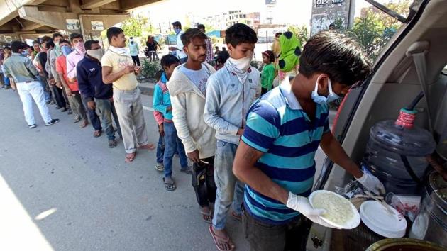 States have been told to arrange for food and shelter for migrant workers to ensure they don’t have to leave the city of their work.(HT Photo/Ravi Kumar)