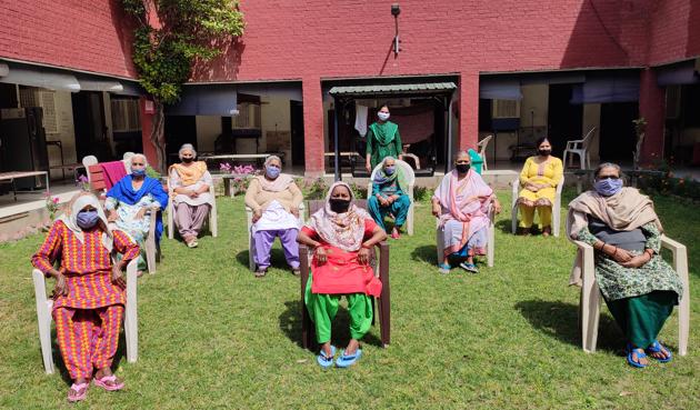 Residents wearing masks and exercising social distancing at the old-age home in Sector 15, Chandigarh.(HT PHOTO)