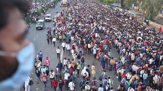 Tens of thousands of migrant workers from UP, Bihar and Uttarakhand reached the Delhi-UP border to take buses to their home towns (Raj K Raj/HT Photo) Tens of thousands of migrant workers from UP, Bihar and Uttarakhand reached the Delhi-UP border to take buses to their home towns (Raj K Raj/HT Photo)