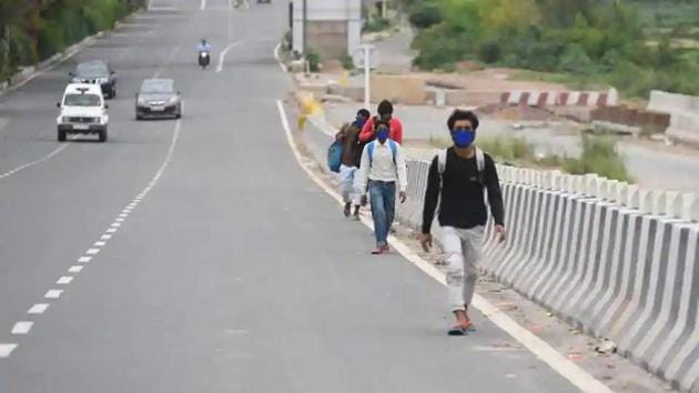 Migrant workers leave Delhi on foot amid the nationwide lockdown over coronavirus outbreak on Thursday.(Raj K Raj/HT PHOTO)