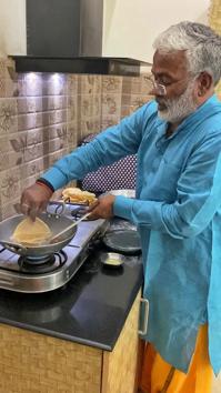 UP BJP chief Swatantra Dev Singh preparing puris for those in distress. (SOURCED) UP BJP chief Swatantra Dev Singh preparing puris for those in distress. (SOURCED)