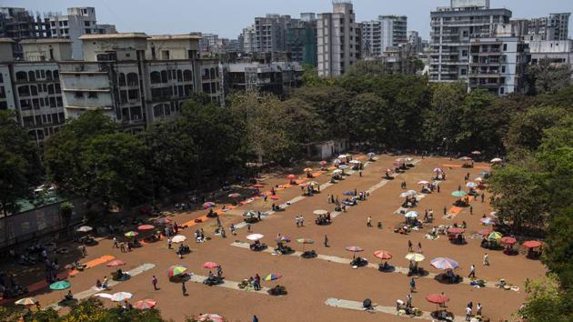 Hawkers have moved to the Arun Kumar Vaidya ground for business using social distancing during restrictions on citizens' movement on account of Section 144 being imposed in Mumbai on March 29. (Satish Bate / HT Photo) Hawkers have moved to the Arun Kumar Vaidya ground for business using social distancing during restrictions on citizens' movement on account of Section 144 being imposed in Mumbai on March 29. (Satish Bate / HT Photo)