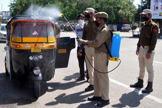 A policeman sanitising an auto-rickshaw during lockdown in Jammu on Sunday(Nitin Kanotra) A policeman sanitising an auto-rickshaw during lockdown in Jammu on Sunday(Nitin Kanotra)