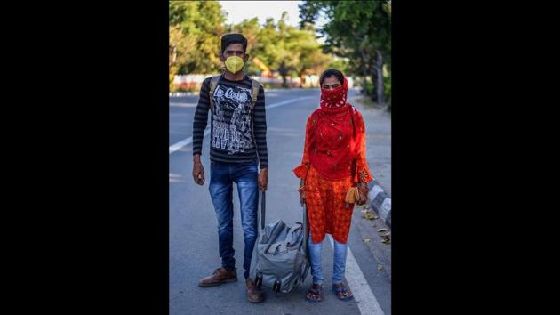 Hira Lal, 28, newly-wed, with his wife as they walk from Ashram, New Delhi to Mahoba in UP. They have a young son as well. He said he had borrowed 1500 rupees from a friend to travel. (Biplov Bhuyan / HT Photo) Hira Lal, 28, newly-wed, with his wife as they walk from Ashram, New Delhi to Mahoba in UP. They have a young son as well. He said he had borrowed 1500 rupees from a friend to travel. (Biplov Bhuyan / HT Photo)