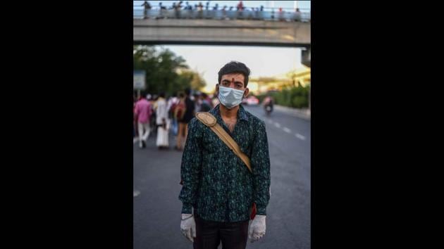 A portrait of Vikram Sharma, who along with his family was waiting for a bus to go to Mainpuri in UP, from Ashram yesterday. (Biplov Bhuyan / HT Photo) A portrait of Vikram Sharma, who along with his family was waiting for a bus to go to Mainpuri in UP, from Ashram yesterday. (Biplov Bhuyan / HT Photo)