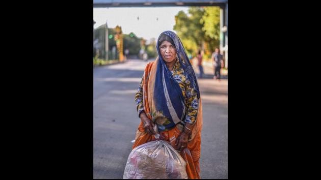 Jina, 70, started walking to her home in Jhansi, from Mathura Road in Delhi after a 21-day national lockdown was imposed by PM Narendra Modi to curb the spread of the coronavirus. She said she was travelling with her family, with no money on her. Interstate migrant workers are still walking on the highways from Delhi, Noida, Gurgaon, Madhya Pradesh, Rajasthan and so are the intra-state migrant workers. (Biplov Bhuyan / HT PHOTO) Jina, 70, started walking to her home in Jhansi, from Mathura Road in Delhi after a 21-day national lockdown was imposed by PM Narendra Modi to curb the spread of the coronavirus. She said she was travelling with her family, with no money on her. Interstate migrant workers are still walking on the highways from Delhi, Noida, Gurgaon, Madhya Pradesh, Rajasthan and so are the intra-state migrant workers. (Biplov Bhuyan / HT PHOTO)