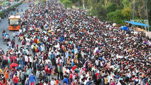 A huge rush of migrant workers who had been marching on foot to their homes Delhi’s at Anand Vihar Bus Terminal on day 4 of the nationwide lockdown to check the spread of coronavirus.(Raj K Raj/HT PHOTO)