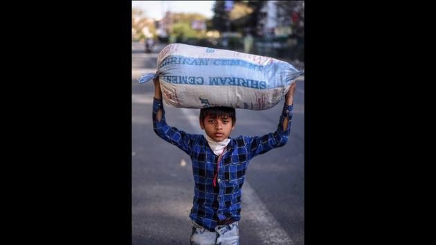 Sandeep,10, who was seen walking to Jhansi with his father-- both carrying no money on them. (Biplov Bhuyan / HT Photo) Sandeep,10, who was seen walking to Jhansi with his father-- both carrying no money on them. (Biplov Bhuyan / HT Photo)