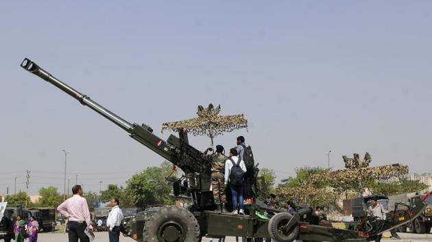 Rs 500 crore will be collectively given by the Defence Ministry to the relief fund from various wings, including the Army, Navy, Air Force, a number of defence PSUs and others.(Burhaan Kinu / Hindustan Times) Rs 500 crore will be collectively given by the Defence Ministry to the relief fund from various wings, including the Army, Navy, Air Force, a number of defence PSUs and others.(Burhaan Kinu / Hindustan Times)