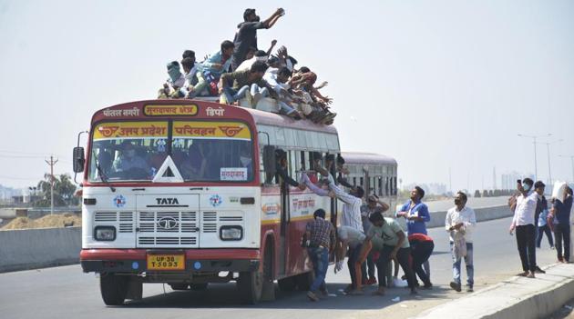 People distribute food to migrant workers in UP’s Ghaziabad as they head to their native state on a bus during day 4 of the 21-day nationwide lockdown to check the spread of coronavirus. (Sakib Ali/HT Photo) People distribute food to migrant workers in UP’s Ghaziabad as they head to their native state on a bus during day 4 of the 21-day nationwide lockdown to check the spread of coronavirus. (Sakib Ali/HT Photo)