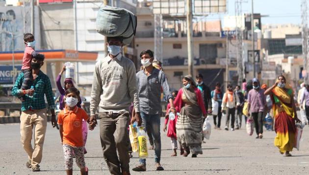 Migrant workers in Gurugram head home on day 4 of 21 day nationwide lockdown to curb the spread of coronavirus.(Yogendra Kumar/HT PHOTO) Migrant workers in Gurugram head home on day 4 of 21 day nationwide lockdown to curb the spread of coronavirus.(Yogendra Kumar/HT PHOTO)