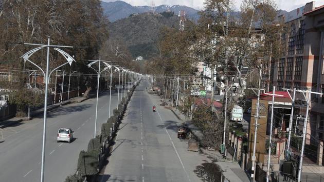 A view of a deserted street in Srinagar on March 29. (Waseem Andrabi / HT Photo) A view of a deserted street in Srinagar on March 29. (Waseem Andrabi / HT Photo)