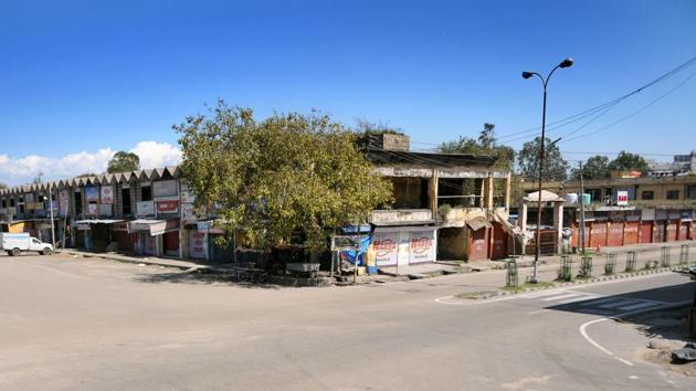 A deserted street in Jammu city on day five of the 21 day nationwide lockdown. (Nitin Kanotra / HT Photo) A deserted street in Jammu city on day five of the 21 day nationwide lockdown. (Nitin Kanotra / HT Photo)