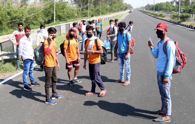 Migrant labourers walking back to their native states at Dugri flyover in Ludhiana. (Gurpreet Singh/HT) Migrant labourers walking back to their native states at Dugri flyover in Ludhiana. (Gurpreet Singh/HT)