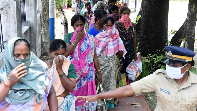 Migrant labourers stand in the queue as Indian Navy distributes free masks to them in Kochi during the lockdown. (ANI) Migrant labourers stand in the queue as Indian Navy distributes free masks to them in Kochi during the lockdown. (ANI)
