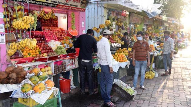 Fruit sellers in Patna are staring at huge losses after the buyers stayed away because of the lockdown. (Santosh Kumar/HT PHOTO) Fruit sellers in Patna are staring at huge losses after the buyers stayed away because of the lockdown. (Santosh Kumar/HT PHOTO)