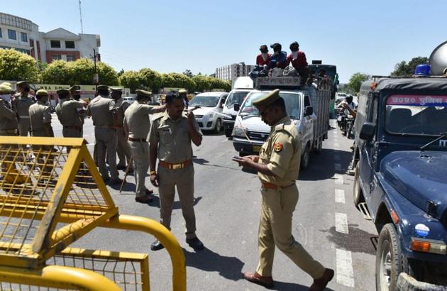 Entry of vehicles and people (barring supply of essential commodities) is banned in the city. (HT Photo/Dheeraj Dhawan) Entry of vehicles and people (barring supply of essential commodities) is banned in the city. (HT Photo/Dheeraj Dhawan)