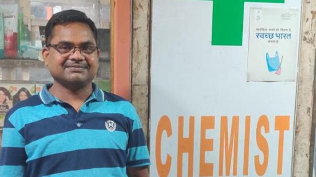 Coronavirus update: While everyone in the city is staying indoors due to the Covid-19 pandemic, Dinesh Kumar Yadav comes in direct or indirect contact with around 400 to 500 people daily. (HT Photo) Coronavirus update: While everyone in the city is staying indoors due to the Covid-19 pandemic, Dinesh Kumar Yadav comes in direct or indirect contact with around 400 to 500 people daily. (HT Photo)