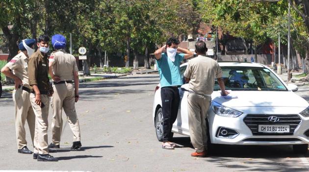 Chandigarh Police challaning a commuter for violating the curfew guidelines in Sector 33 on Sunday. (Keshav Singh/HT) Chandigarh Police challaning a commuter for violating the curfew guidelines in Sector 33 on Sunday. (Keshav Singh/HT)