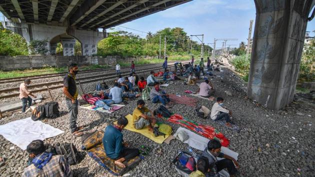 Migrant workers who could not reach home are seen taking shelter under the flyover next to the railway track near Lokmanya Tilak Terminus in Mumbai. (Pratik Chorge / HT Photo)