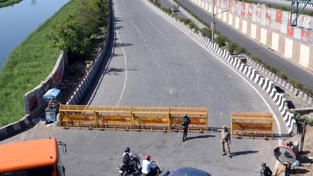 A view of an empty stretch along Chaudhary Charan Singh Marg outside Delhi’s Anand Vihar Bus Terminus on day 5 of the 21-day nationwide lockdown to check the spread of coronavirus.(Ajay Aggarwal/HT PHOTO) A view of an empty stretch along Chaudhary Charan Singh Marg outside Delhi’s Anand Vihar Bus Terminus on day 5 of the 21-day nationwide lockdown to check the spread of coronavirus.(Ajay Aggarwal/HT PHOTO)