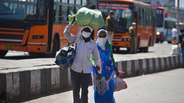 Migrant workers head home from Delhi on day 5 of the 21-day nationwide lockdown to curb the spread of coronavirus.(Amal KS/HT File Photo)