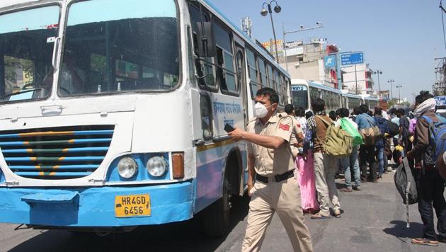 Haryana Roadways buses arranged for ferrying migrant labourers leave for Delhi from Rohtak on Sunday.(Manoj Dhaka/HT)