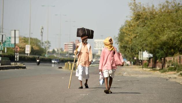 Elderly migrant workers head home on the Delhi-Jaipur national highway NH 48 near Gurugram. (Parveen Kumar / HT )