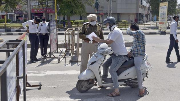 Police personnel check commuters for curfew passes in Punjab’s Ludhiana on day 5 of the 21 day nationwide lockdown to check the spread of coronavirus. (Gurpreet Singh/HT Photo) Police personnel check commuters for curfew passes in Punjab’s Ludhiana on day 5 of the 21 day nationwide lockdown to check the spread of coronavirus. (Gurpreet Singh/HT Photo)
