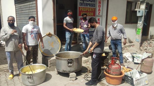 City residents from different locations preparing food for the needy in Ludhiana. (ht photo) City residents from different locations preparing food for the needy in Ludhiana. (ht photo)