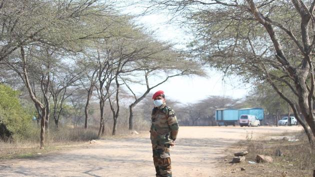 An army personnel is seen wearing a mask outside the camp, at Manesar in Gurugram.(Yogendra Kumar/HT PHOTO) An army personnel is seen wearing a mask outside the camp, at Manesar in Gurugram.(Yogendra Kumar/HT PHOTO)