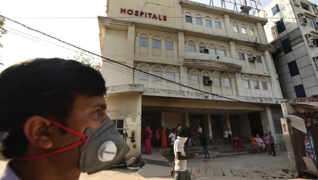 The move comes after migrants who were told to stay in a Jewar shelter fled between Saturday night and Sunday morning. The worry in the state government is that people fleeing the National Capital Region (NCR) may be carrying the coronavirus, and end up infecting residents of their villages or towns. (Virendra Singh Gosain/HT PHOTO) The move comes after migrants who were told to stay in a Jewar shelter fled between Saturday night and Sunday morning. The worry in the state government is that people fleeing the National Capital Region (NCR) may be carrying the coronavirus, and end up infecting residents of their villages or towns. (Virendra Singh Gosain/HT PHOTO)