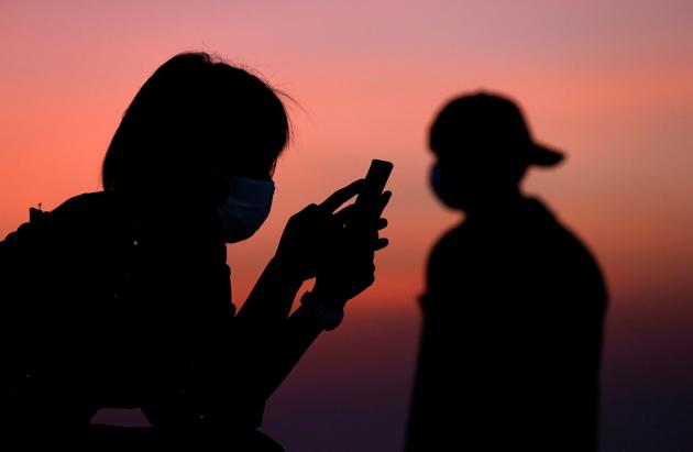 People wear protective masks due to the coronavirus disease (COVID-19) outbreak in Pattaya, Thailand March 27, 2020. (REUTERS) People wear protective masks due to the coronavirus disease (COVID-19) outbreak in Pattaya, Thailand March 27, 2020. (REUTERS)