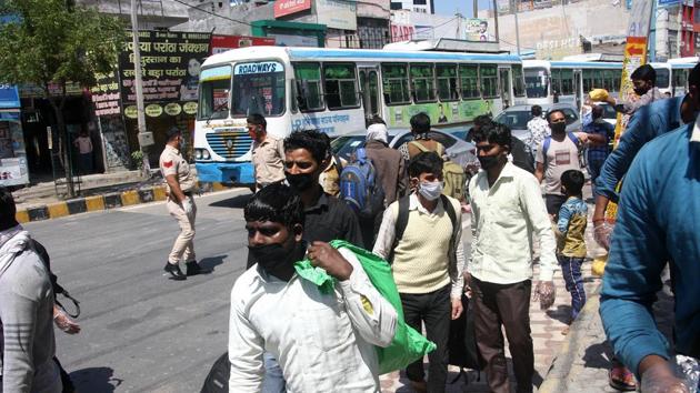 Migrant workers head back home to their towns and villages during the 21-day nationwide lockdown imposed to check the spread of coronavirus, near Delhi bypass in Rohtak, Haryana, on Sunday March 29, 2020.(Manoj Kumar / HT Photo)