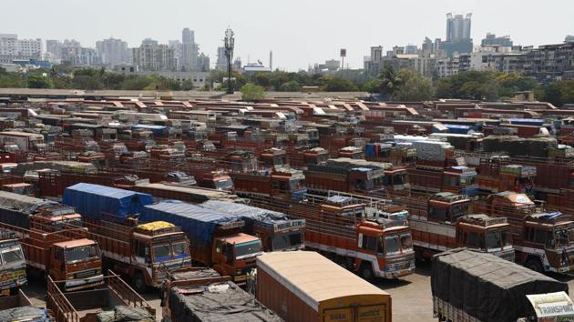 Trucks parked at the APMC truck terminal given the restrictions imposed under Section 144 in Navi Mumbai on March 30. (Bachchan Kumar / HT Photo)