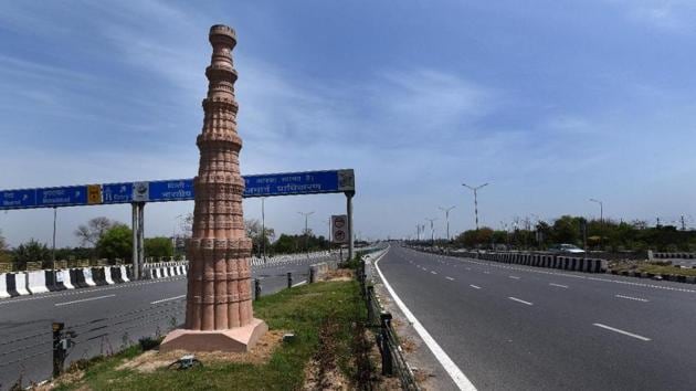 Qutub Minar replica at deserted NH-9 Delhi Meerut expressway during the nationwide lockdown to fight Coronavirus in New Delhi on March 31, 2020. (Photo by Mohd Zakir/ Hindustan Times)