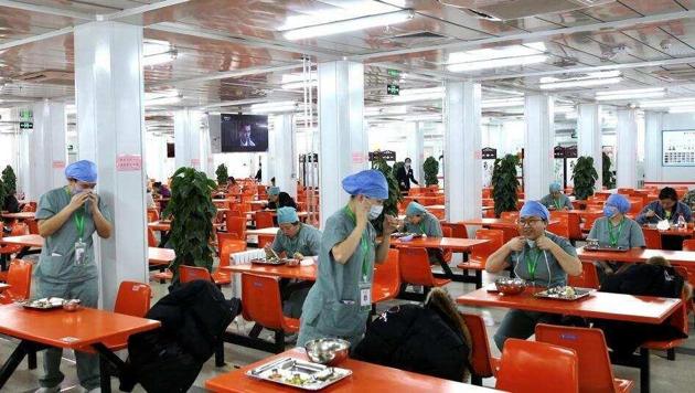 Medical workers eat at separate tables at a canteen inside Xiaotangshan Hospital, where Covid-19 patients are treated, in Beijing, on March 30 (Reuters Photo) Medical workers eat at separate tables at a canteen inside Xiaotangshan Hospital, where Covid-19 patients are treated, in Beijing, on March 30 (Reuters Photo)