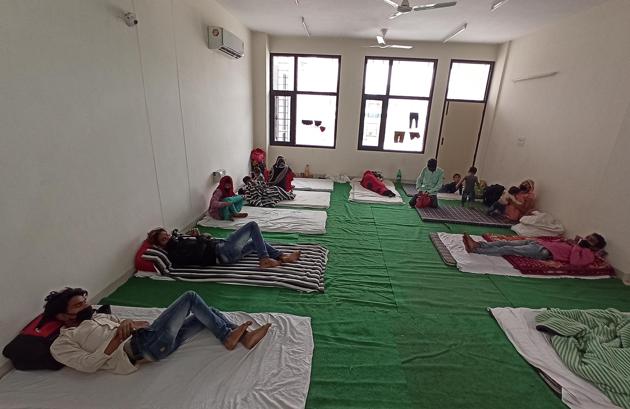 After receiving directions from Union home ministry, the UT administration turned the Maloya community centre into a makeshift shelter for migrant labourers. (Ravi Kumar/HT) After receiving directions from Union home ministry, the UT administration turned the Maloya community centre into a makeshift shelter for migrant labourers. (Ravi Kumar/HT)