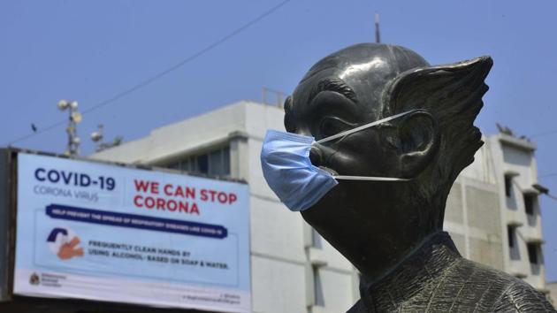 A protective mask is seen on the statue of R.K. Laxman’s “The Common Man” in Worli sea face in Mumbai. (Anshuman Poyrekar / HT Photo) A protective mask is seen on the statue of R.K. Laxman’s “The Common Man” in Worli sea face in Mumbai. (Anshuman Poyrekar / HT Photo)