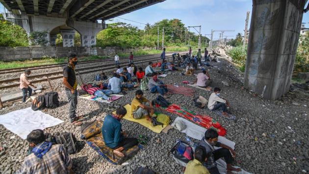 Migrant workers who cannot reach to their homes are staying under the flyover next to the railway track near Lokmanya Tilak Terminus in Mumbai, India, on Monday, March 30, 2020. (Pratik Chorge/HT Photo) Migrant workers who cannot reach to their homes are staying under the flyover next to the railway track near Lokmanya Tilak Terminus in Mumbai, India, on Monday, March 30, 2020. (Pratik Chorge/HT Photo)