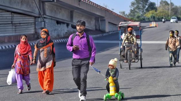 Ranjit Rajput, 28, a migrant worker from Bareilly walks with his son Prince, 4, to their native state on Day 4 of the 21 day nationwide lockdown -- to check the spread of coronavirus, at Ashram. (Biplov Bhuyan/HT PHOTO) Ranjit Rajput, 28, a migrant worker from Bareilly walks with his son Prince, 4, to their native state on Day 4 of the 21 day nationwide lockdown -- to check the spread of coronavirus, at Ashram. (Biplov Bhuyan/HT PHOTO)