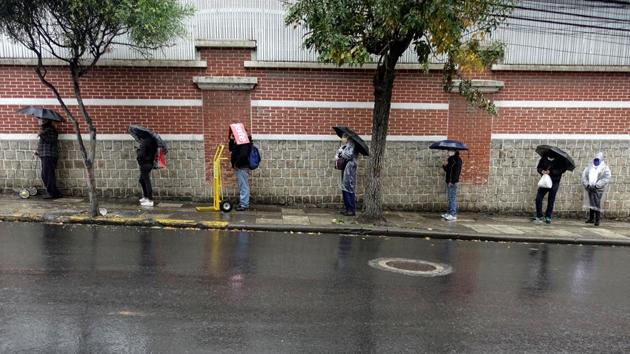 People follow social distancing markings as they line up to enter a supermarket, amid the coronavirus disease (COVID-19) outbreak, in La Paz, Bolivia March 30, 2020.(REUTERS)