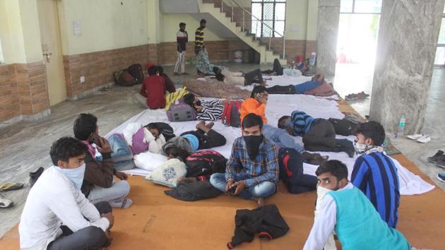 Migrant workers rest at a shelter home at Sukhrali Community Center in Gurugram on day 6 of the 21-day nationwide lockdown to curb the spread of coronavirus.(Yogendra Kumar/HT PHOTO) Migrant workers rest at a shelter home at Sukhrali Community Center in Gurugram on day 6 of the 21-day nationwide lockdown to curb the spread of coronavirus.(Yogendra Kumar/HT PHOTO)