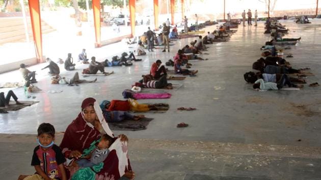 Migrant labourers at a makeshift relief camp in Rohtak on Monday.(Manoj Dhaka/HT)