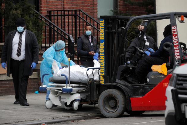 Workers prepare to load a deceased person into a trailer outside of Brooklyn Hospital Center during the coronavirus disease (COVID-19) outbreak in the Brooklyn borough of New York City, New York, U.S., March 30, 2020.(REUTERS) Workers prepare to load a deceased person into a trailer outside of Brooklyn Hospital Center during the coronavirus disease (COVID-19) outbreak in the Brooklyn borough of New York City, New York, U.S., March 30, 2020.(REUTERS)