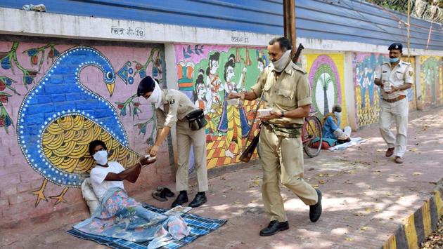 olice personnel distribute meals to the homeless, on Day 6 of the 21 day nationwide lockdown imposed by PM Narendra Modi to check the spread of coronavirus, at Frazer Road in Patna, Bihar, India on Monday March 30, 2020.(Photo: Santosh Kumar/Hindustan Times)